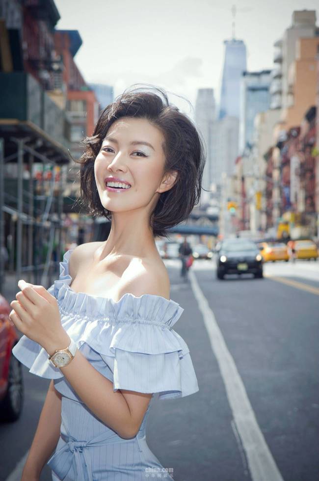 常思思纽约街头时尚大片曝光 焕发青春风采